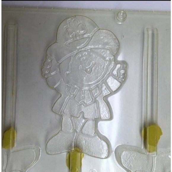Plastic Craft Candy Mold Leprechaun St Patricks Day Irish Craft  DIY Pin Brooch - Picture 2 of 3